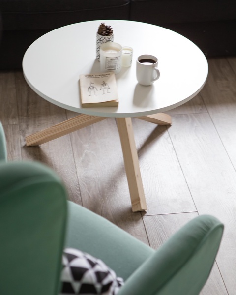 STK-TRIPLE - biały, okrągły stolik kawowy na drewnianym, trójnogim stelażu