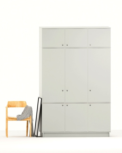 Trzydrzwiowa szafa na wymiar, z nadstawką i zamykanymi szafkami - SZ-MODEL (3.3)